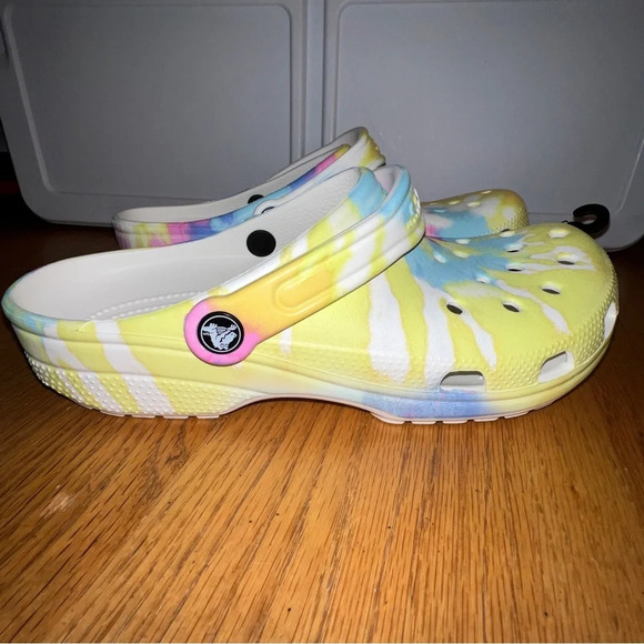 Crocs Tie Dye Clogs Mens 10 Paint Splatter Classic Colorful Roomy Slippers M10 - Picture 2 of 7